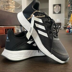 NWT Adidas women’s size 6 Duramo SL
